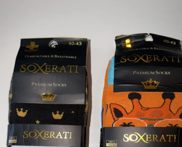 Zbliżenie napisu SOXERATI Premium Socks na rzeczywistych opakowaniach