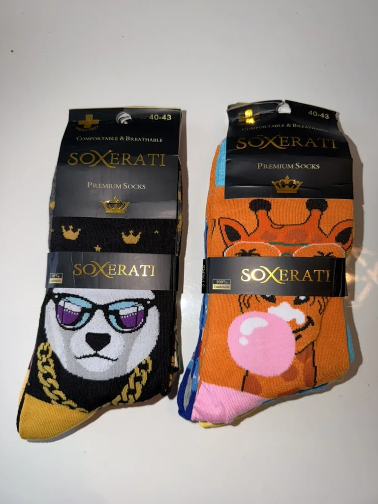 Dwa fizyczne zestawy skarpet z czarnymi banderolami SOXERATI Premium Socks